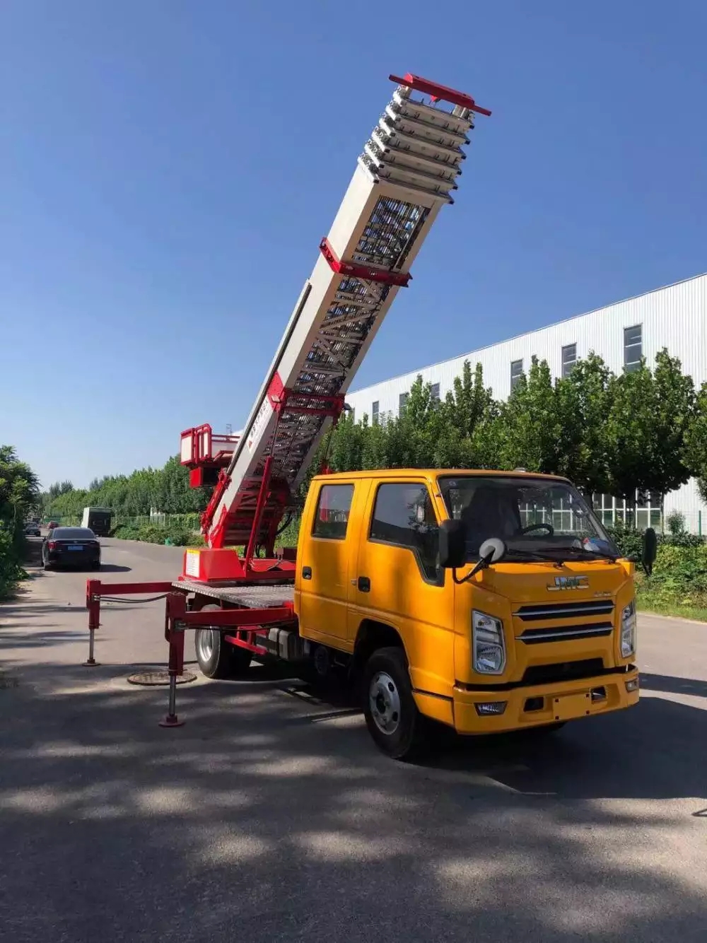 连云港连云附近的云梯车出租服务：轻松解决高空作业需求